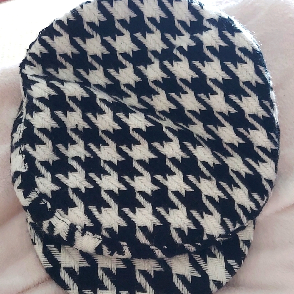 Black & white fashion hat.